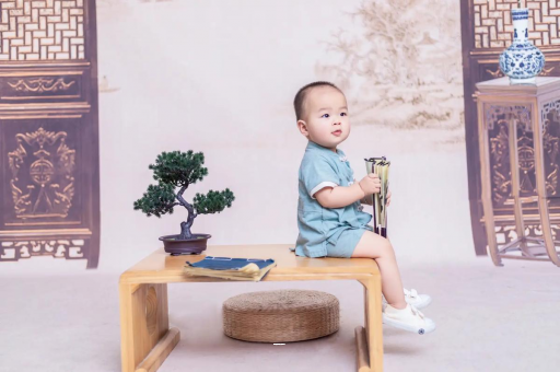 舞钢四个月宝宝可以坐着吗 舞钢四个月宝宝可以坐着吗